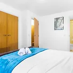 Ebra Stays - Luxury 2 Bedroom Apartment -