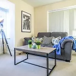 Tudors Esuites 4 Bedroom House Driveway & Garden
