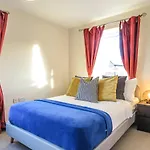 Tudors Esuites 4 Bedroom House Driveway & Garden
