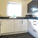 Tudors Esuites 4 Bedroom House Driveway & Garden