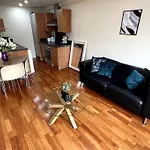 Entire Flat, 2 Bedroom & 2 Bathrooms In Birmingham