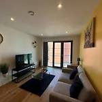 Modern And Cozy Apartment By Blue Stays