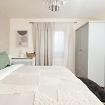 Luxury Apartment, Birmingham-Parking