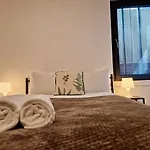 Spacious & Modern Apartment In City Centre With Balcony