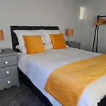 Whole House - 4 Bedrooms - Parking - Sleeps 8
