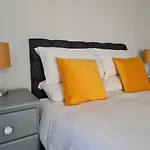 Whole House - 4 Bedrooms - Parking - Sleeps 8