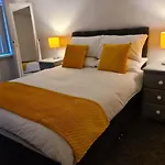 Whole House - 4 Bedrooms - Parking - Sleeps 8