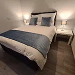 Whole House - 4 Bedrooms - Parking - Sleeps 8