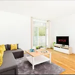 Kinara Properties - Luxury 2 Bed Apartment, Local To Uob, Qe, Royal Orthopaedic Hospital, 10 Mins From Birmingham City Centre, Free Parking