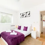 Kinara Properties - Luxury 2 Bed Apartment, Local To Uob, Qe, Royal Orthopaedic Hospital, 10 Mins From Birmingham City Centre, Free Parking