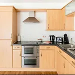 Kinara Properties - Luxury 2 Bed Apartment, Local To Uob, Qe, Royal Orthopaedic Hospital, 10 Mins From Birmingham City Centre, Free Parking
