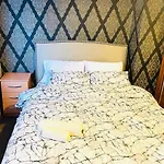 3 Bedroom Holiday House,Close To M6-Express Way To Centre