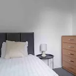4 Bed House In Harborne Birmingham - Sleeps 7 Guests - 5 Min Walk To Qe Hospital