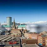 Stylish And Central 2 Bedroom Apartment - Free Parking