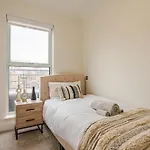 Cosy Penthouse In City Centre With Free Parking & Wrap Around Balcony