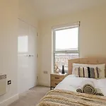 Cosy Penthouse In City Centre With Free Parking & Wrap Around Balcony