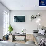 Pluxa Moonlight - City Hub Serviced Apt, Free Parking ,Prime Location