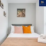 Pluxa The Hideaway - Fully Private Serviced Apartment & Parking