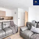 Pluxa Moonlight - City Hub Serviced Apt, Free Parking ,Prime Location