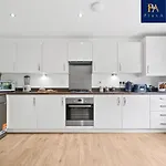 Pluxa Royal Azul 4 Bedroom House With Car Park