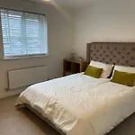 2 Bedroom Private Spacious Apartment In West Midlands