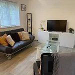 2 Bedroom Private Spacious Apartment In West Midlands
