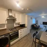 2 Bedroom Private Spacious Apartment In West Midlands