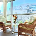 Birmingham Prime Location Stunning Apartment Floor-To-Ceiling Windows