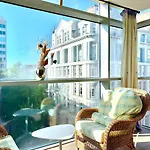 Birmingham Prime Location Stunning Apartment Floor-To-Ceiling Windows