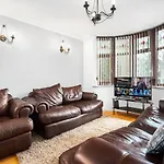Perfect Detached Home For Families & Groups With Private Parking