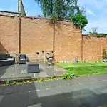 Perfect Detached Home For Families & Groups With Private Parking