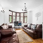 Perfect Detached Home For Families & Groups With Private Parking