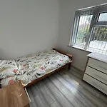 Lovely 3 Bedroom Entire Home With Street Parking - Close To Nec, Bhx Airport - Sleeps 6 Guests Ideal For Contractors & Families