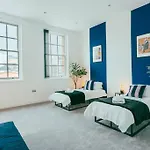 Dusk House - B\'Ham Jq Townhouse