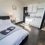 Studio Available Close To Queen Elizabeth Hospital