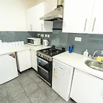 Studio Available Close To Queen Elizabeth Hospital