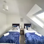 Birmingham Modern Town-House Great For Contractor Groups & Weekends Gated Private Parking With En-Suite Shower Room