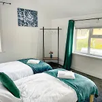 Perfect For Contractors & Families! 7 Beds Free Parking