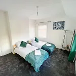 Perfect For Contractors & Families! 7 Beds Free Parking
