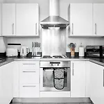New Luxury City Centre Apartment By Azura Nights