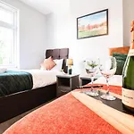 Birmingham Cosy Contractor House - Free Wifi!