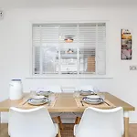 Beta House By Night Stay: Contractors Sleeps 9