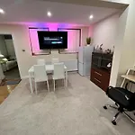 Emerald Studio Suite Near Qe/Uob