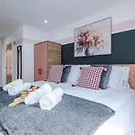 Stunning City Centre Apartment By 53 Degrees Property In Birmingham, Ideal For Small Groups!