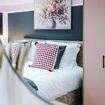 Stunning City Centre Apartment By 53 Degrees Property In Birmingham, Ideal For Small Groups!