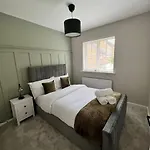 Stunning 2 Bedroom City Centre Apartment With Free Parking