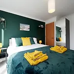 Emerald Suite - Two Story Duplex Apartment - Balcony - Contractors - Family - City Centre - Broadway Plaza - Five Ways - Sleeps 6