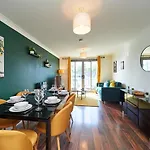 Emerald Suite - Two Story Duplex Apartment - Balcony - Contractors - Family - City Centre - Broadway Plaza - Five Ways - Sleeps 6