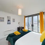 Emerald Suite - Two Story Duplex Apartment - Balcony - Contractors - Family - City Centre - Broadway Plaza - Five Ways - Sleeps 6