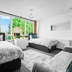 Modern 3 Bedroom Home For Groups